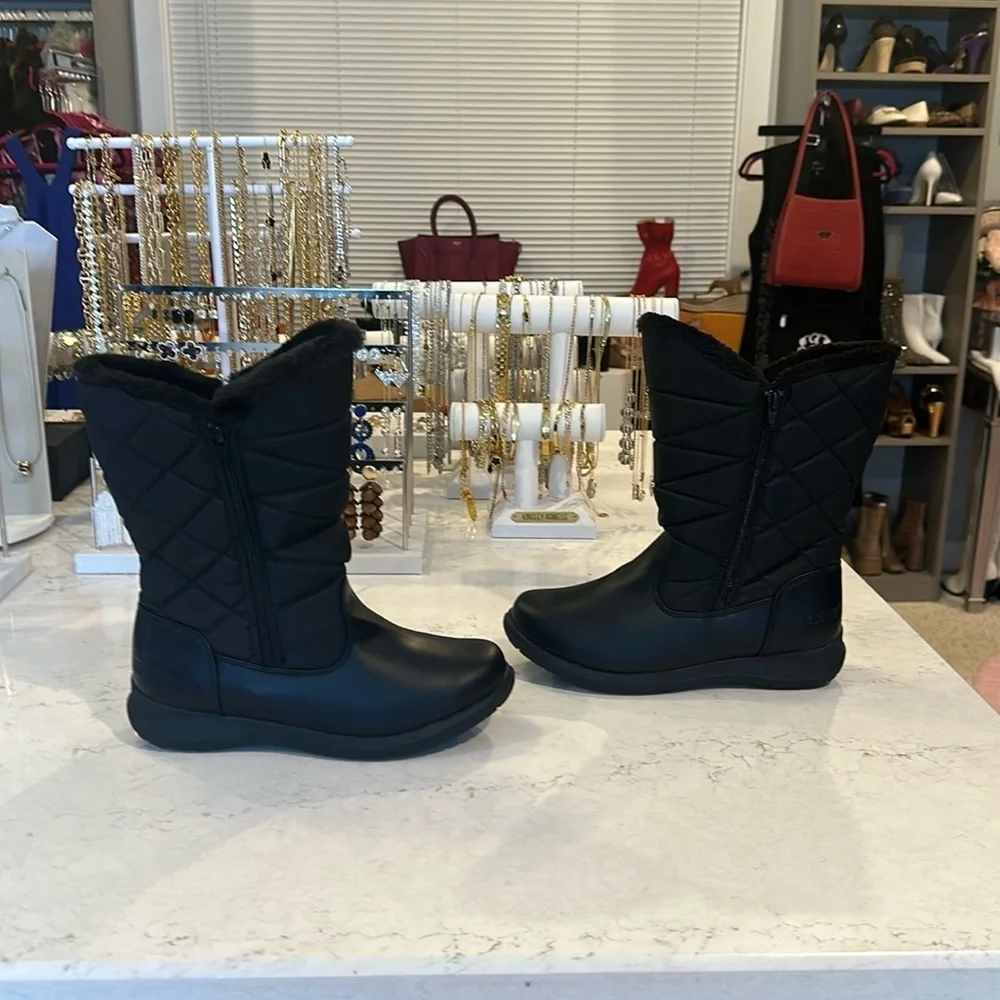Khombu black faux leather and nylon rain boots size 8W